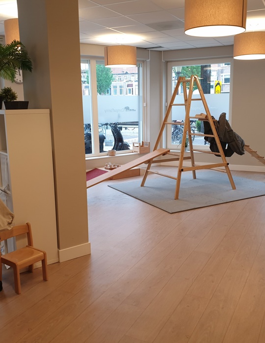 binnenruimte met spelmateriaal en klimtoestel van kinderopvang compananny schinkelkade