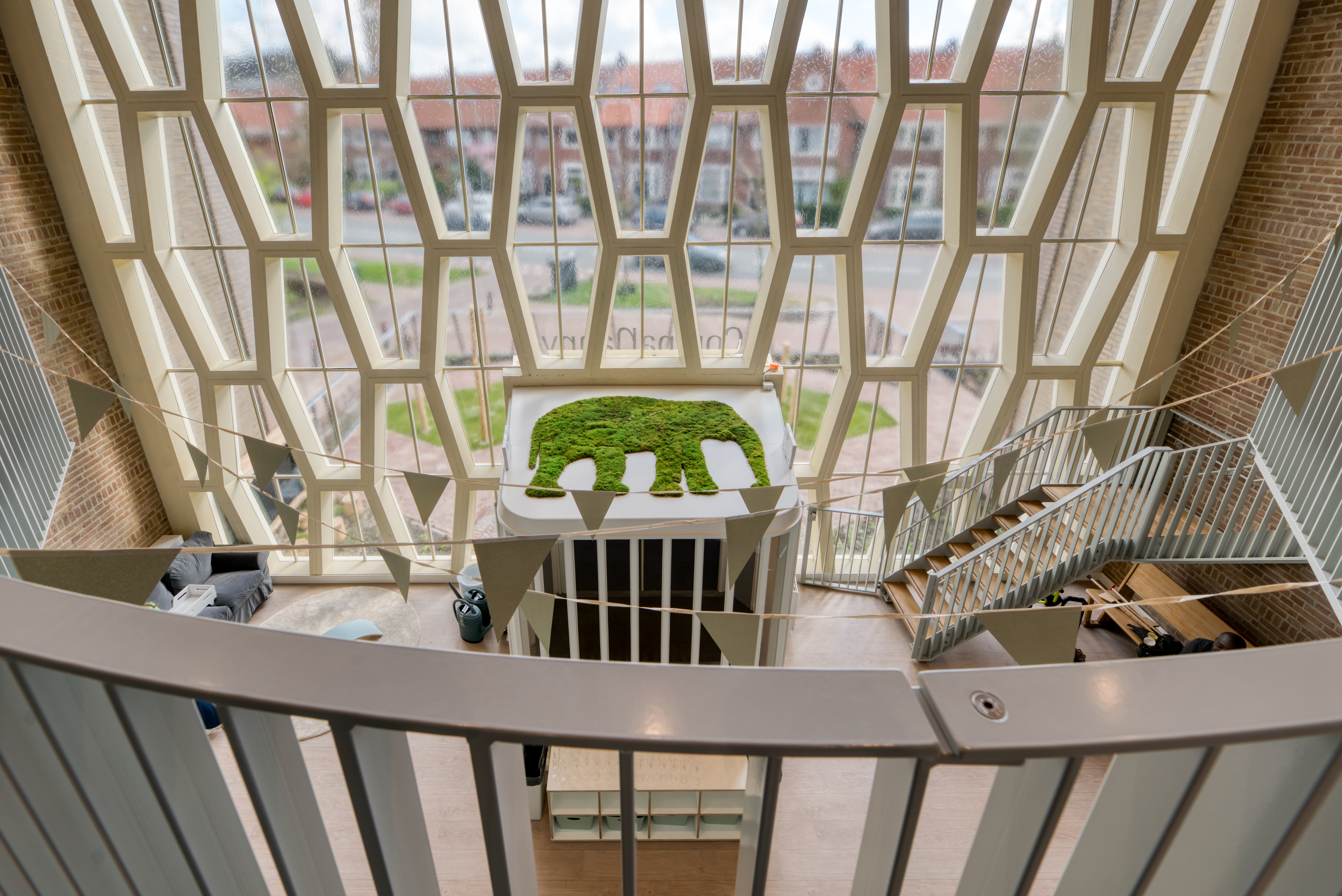 hal van kinderopvang met groen olifant logo compananny