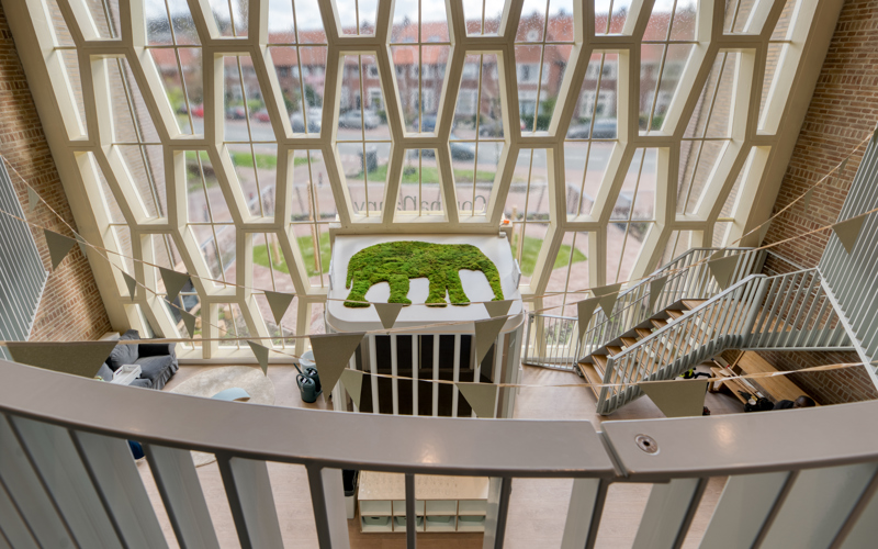 hal van kinderopvang met groen olifant logo compananny