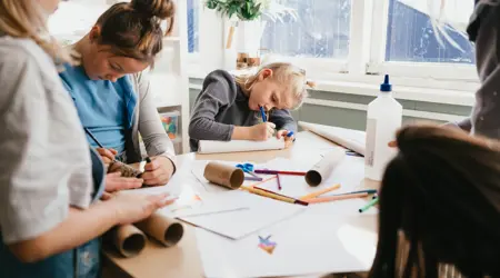 Kinderen knutselen op BSO kinderopvang 