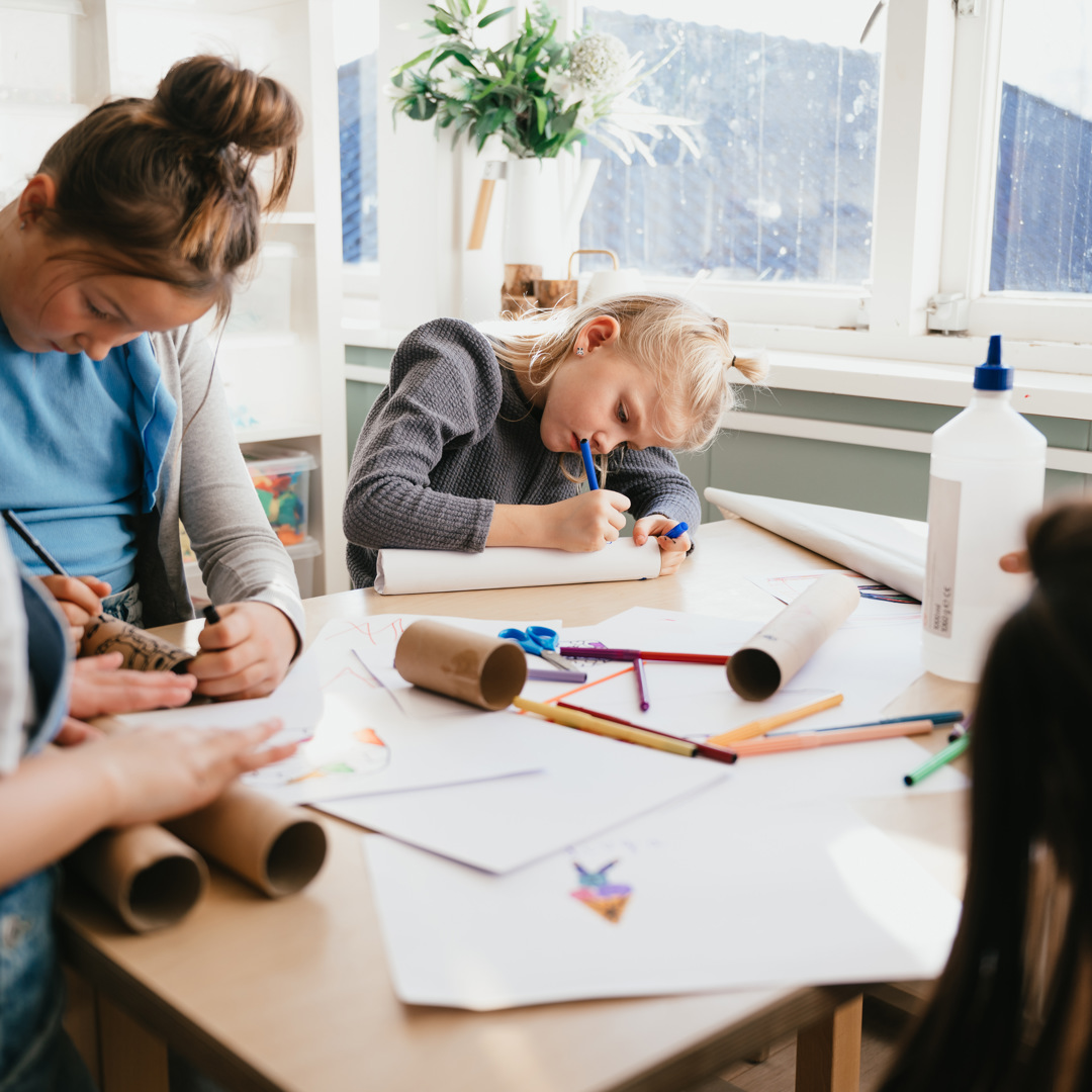 Kinderen knutselen op BSO kinderopvang 