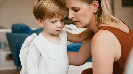 Pedagogisch Medeweker kleedt peuter aan