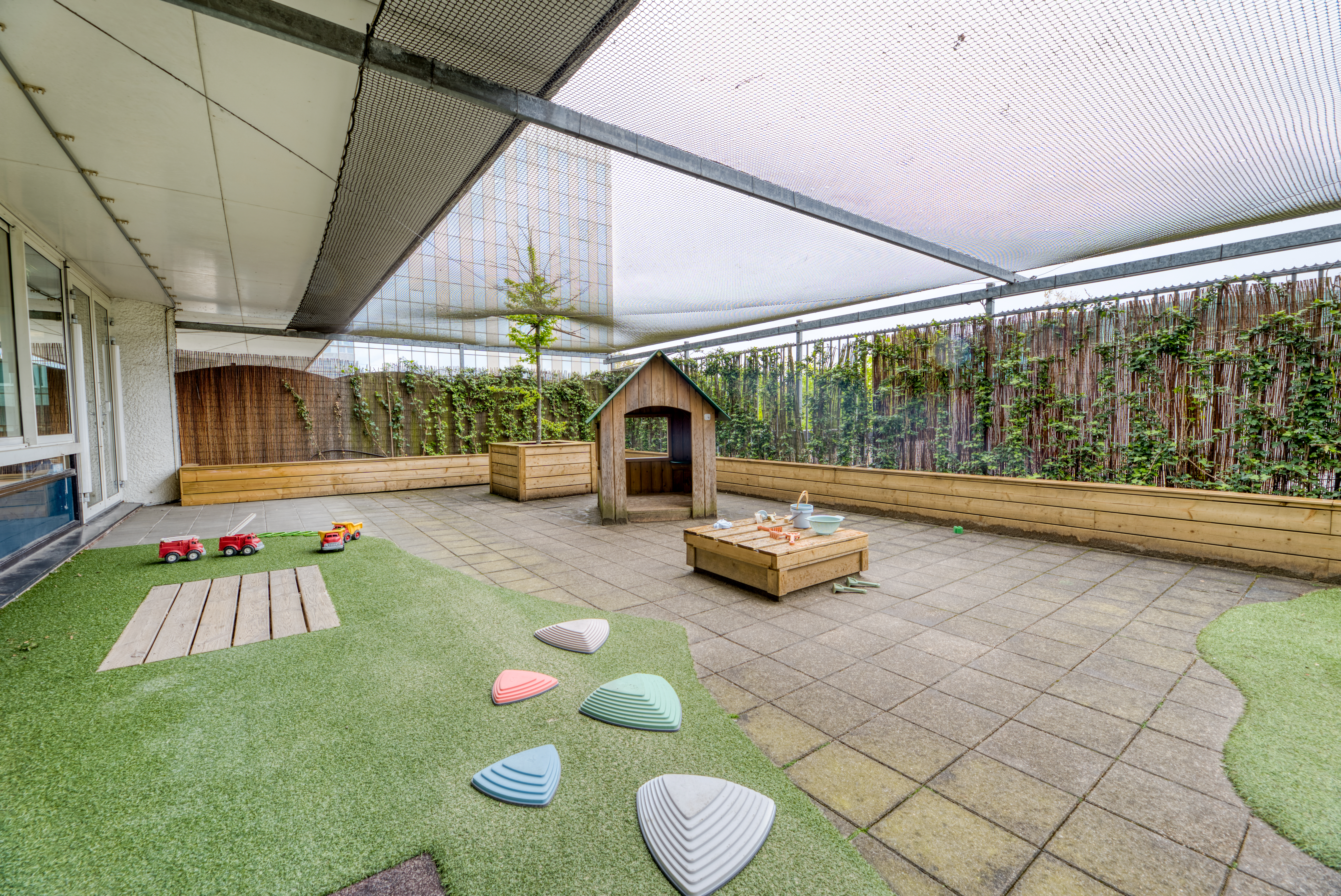 Tuin met grasveld kinderopvang kinderdagverblijf CompaNanny WFC