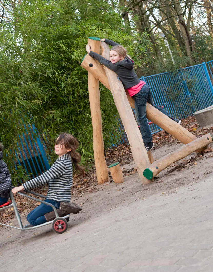 kinderen spelen in de speeltuin op een fiets en klimtoestel