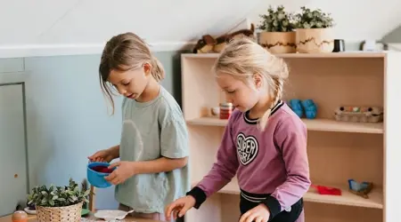 Kinderen dekken tafel 