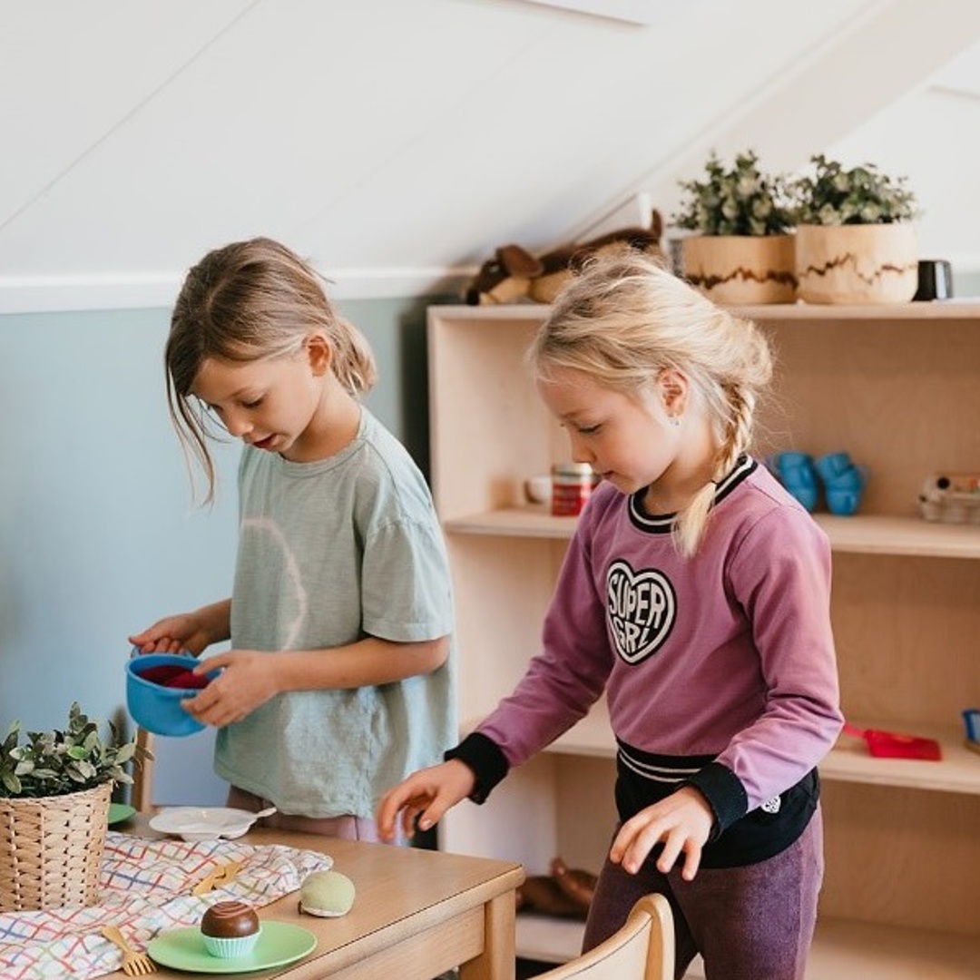 Kinderen dekken tafel 