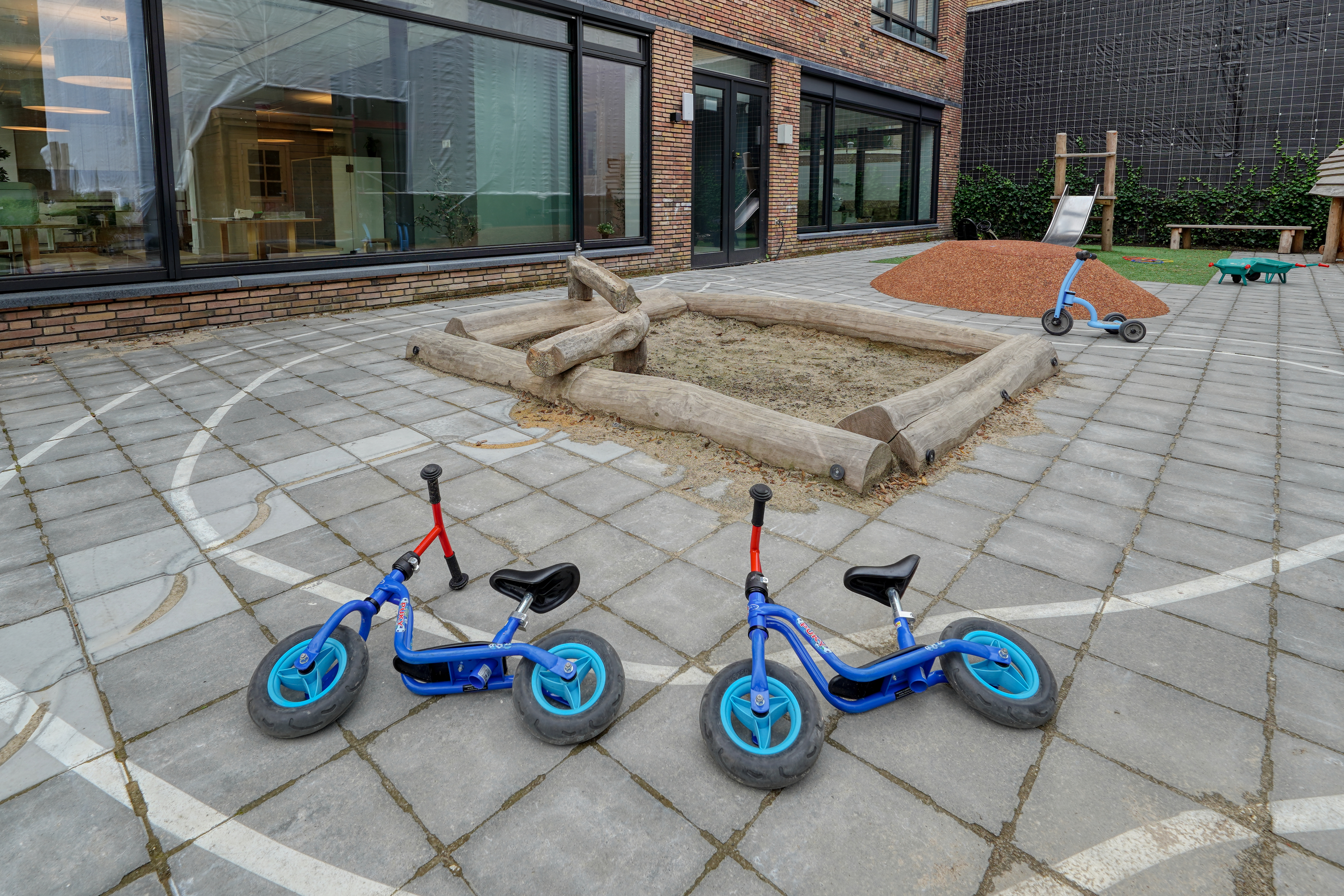 Tuin met zandbak kinderopvang CompaNanny Texelstraat Amstelveen