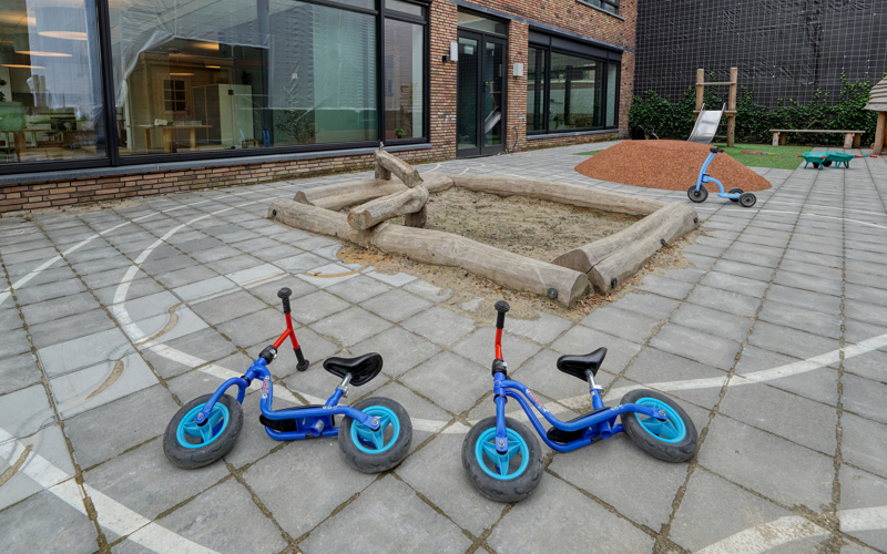 Tuin met zandbak kinderopvang CompaNanny Texelstraat Amstelveen