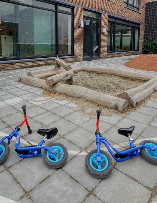 Tuin met zandbak kinderopvang CompaNanny Texelstraat Amstelveen