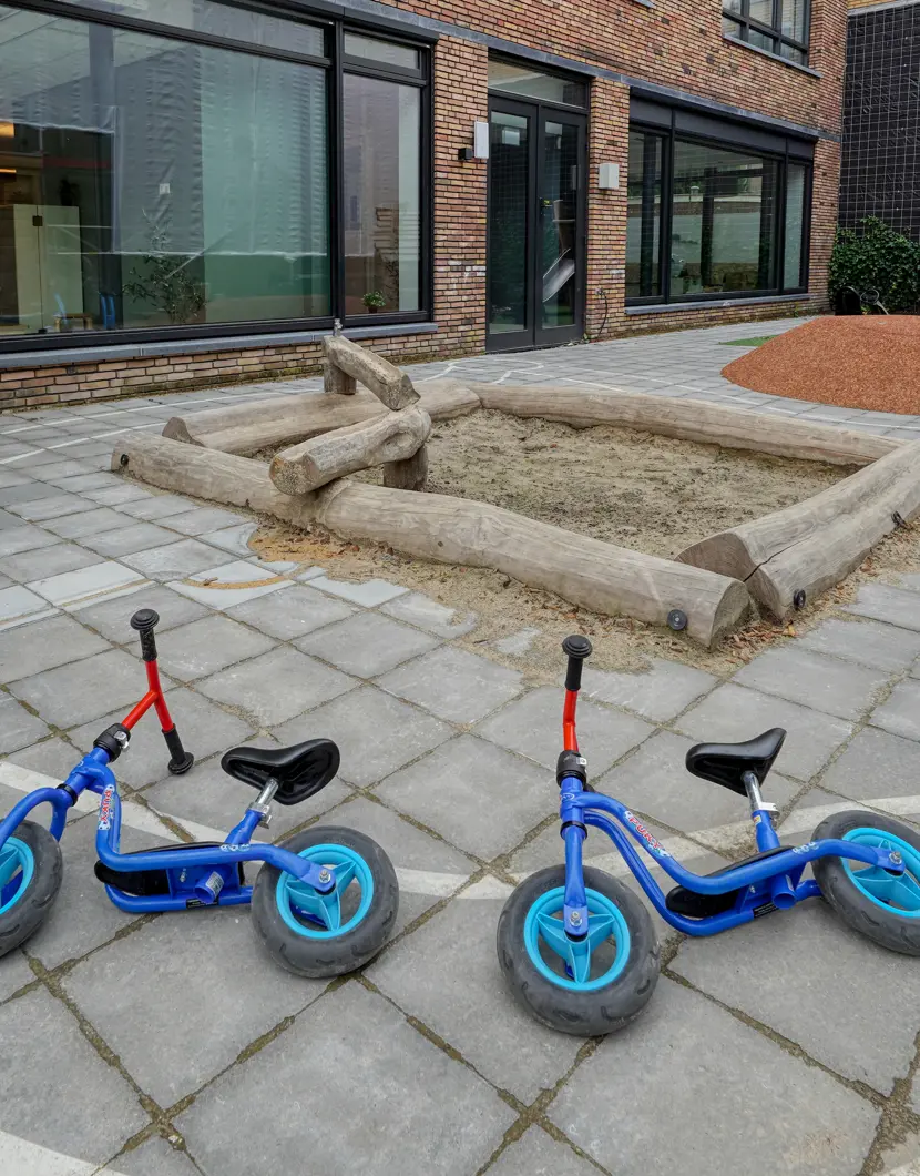 Tuin met zandbak kinderopvang CompaNanny Texelstraat Amstelveen
