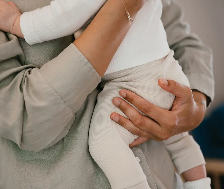 Compananny Baby Wordt Opgetild Slapen Van Wintertijd Naar Zomertijd 7 Tips Voor Jou En Je Kind