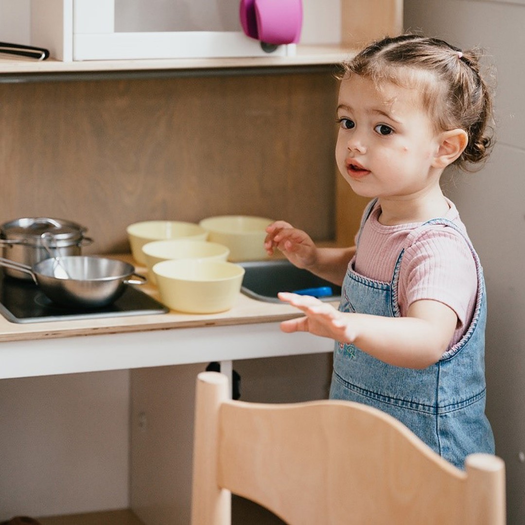 Meisje speelt in speelkeuken