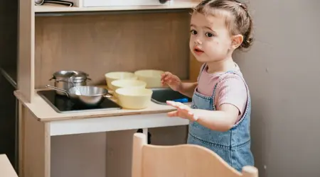 Meisje speelt in speelkeuken