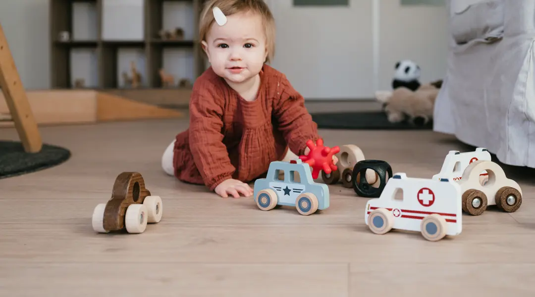 Dreumes speelt met speelgoed op de grond