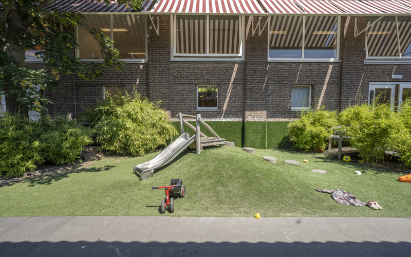 Tuin met glijbaan kinderopvang CompaNanny Kleverpark Haarlem