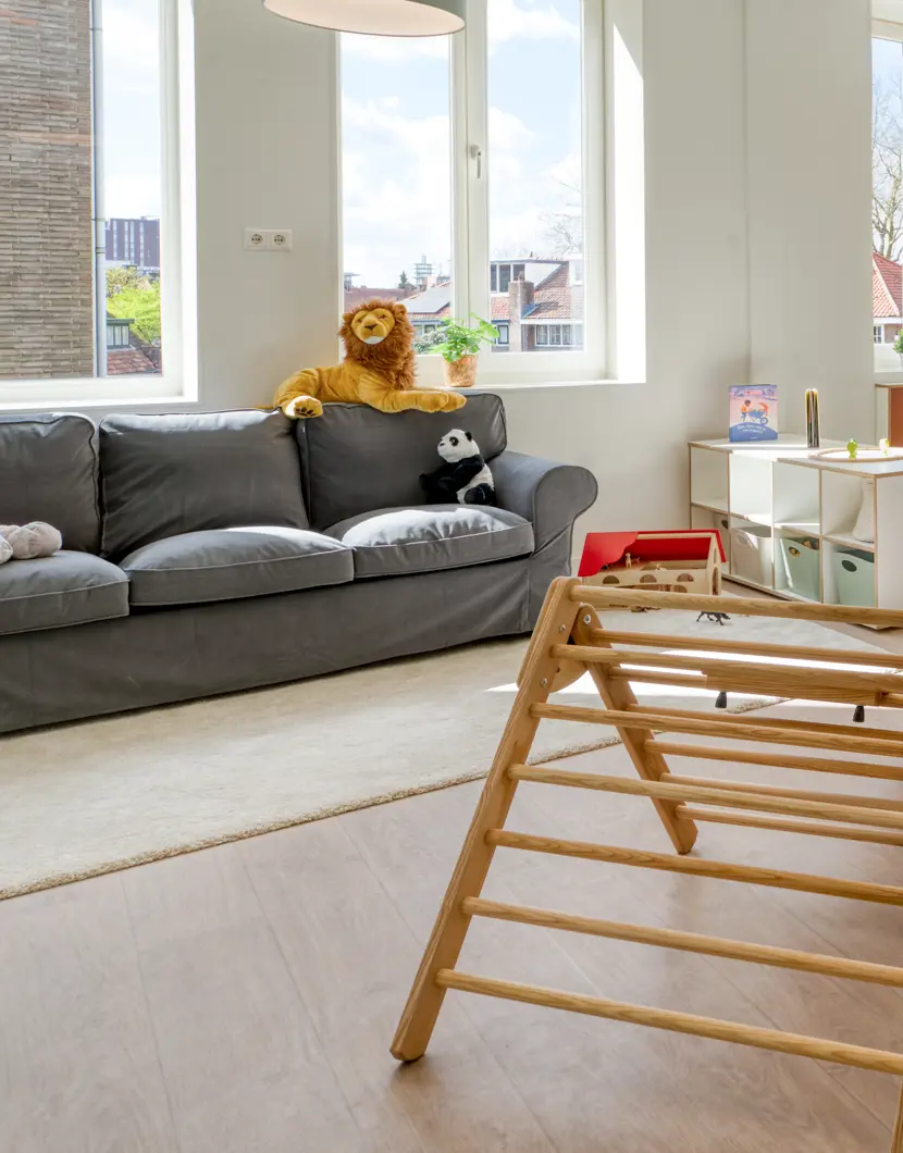 peutergroep met bank en klimdriehoek