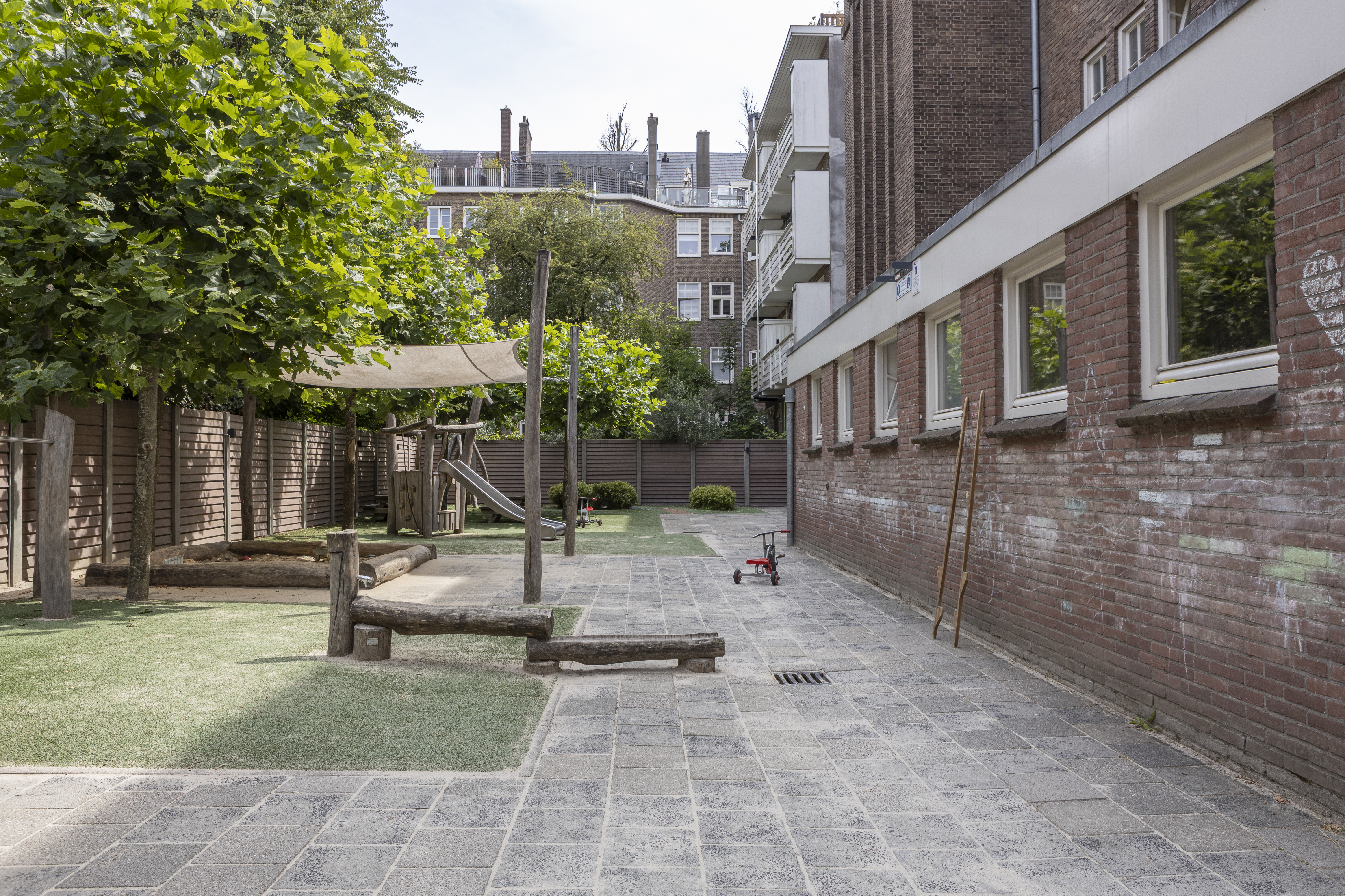 Compananny Kinderopvang Amsterdam Titiaan Kinderopvang Tuin Overzicht met zandbak en fiets