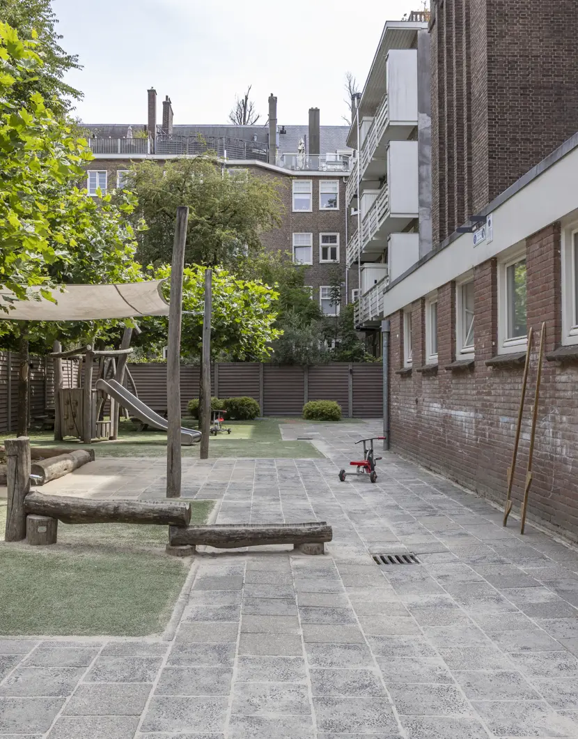 Compananny Kinderopvang Amsterdam Titiaan Kinderopvang Tuin Overzicht met zandbak en fiets
