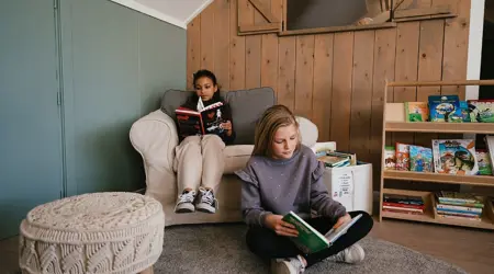 Twee meisjes lezen in een boek