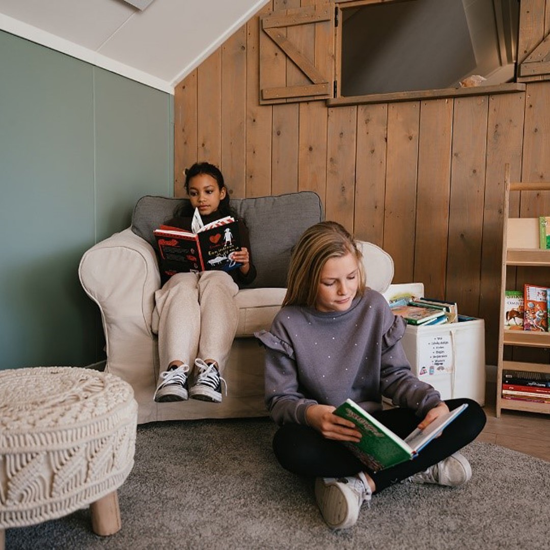 Twee meisjes lezen in een boek