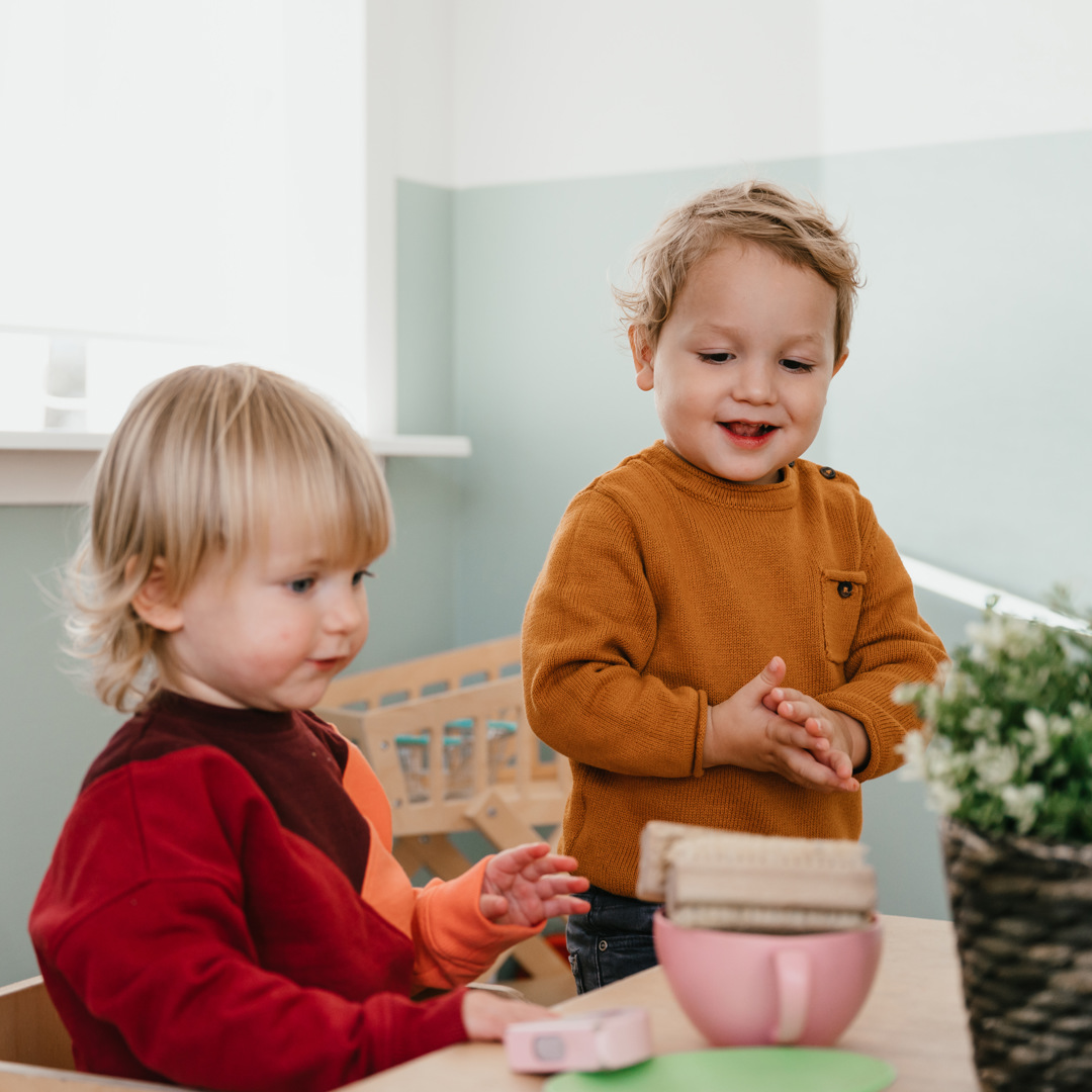 Kinderen spelen met elkaar op horizontale groep kinderopvang CompaNanny