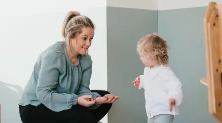 Vrouw laat speelgoed zien aan kind