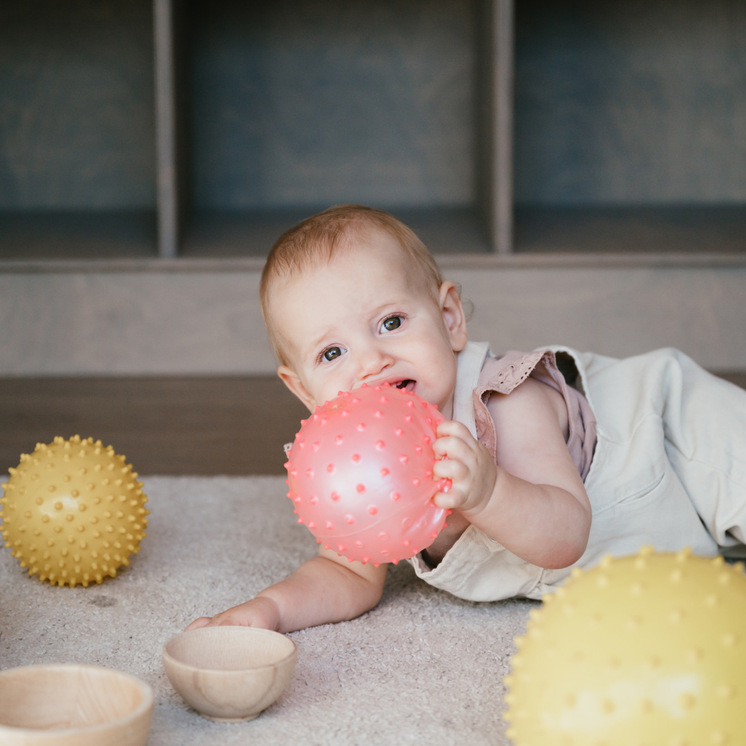 baby tijgert met bal motorische ontwikkeling