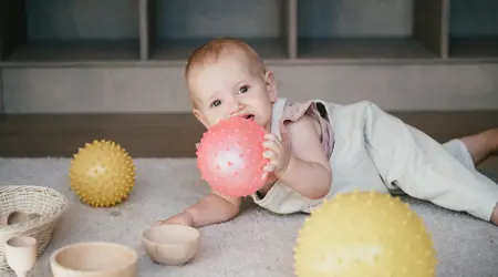 baby tijgert met bal motorische ontwikkeling