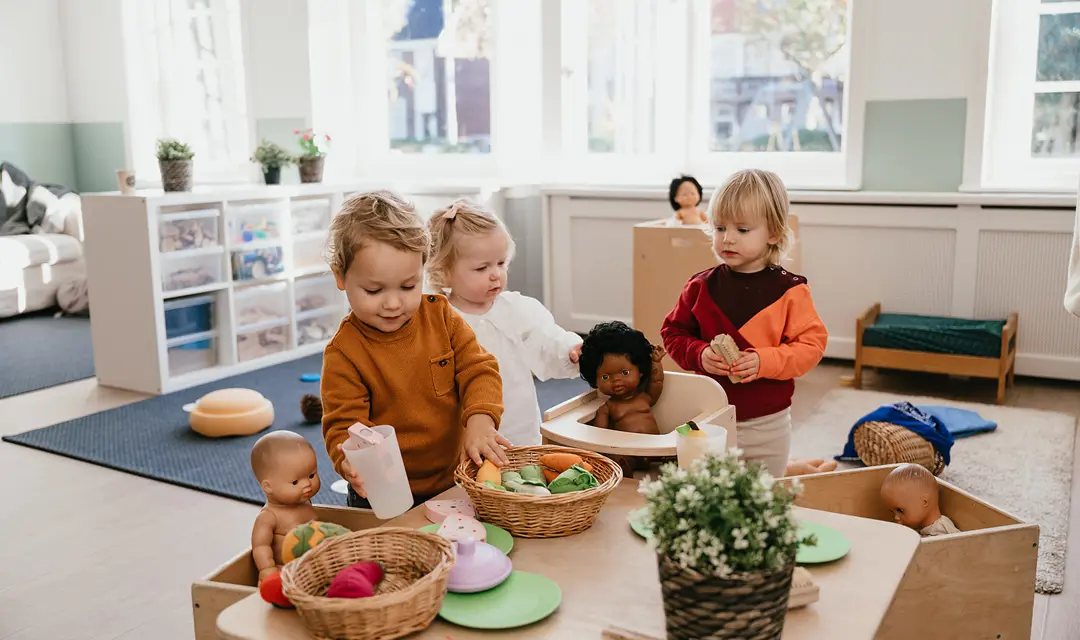 Kinderen spelen samen op de kinderopvang