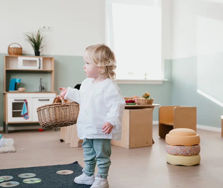 Compananny Meisje Met Mand Paaseieren Zoeken De Leukste Paasactiviteiten Voor Het Hele Gezin