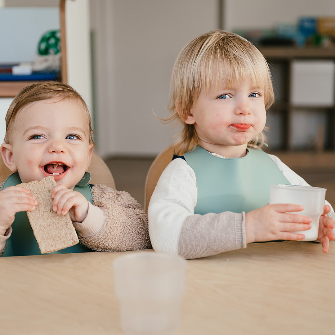 Kinderen eten en drinken aan tafel