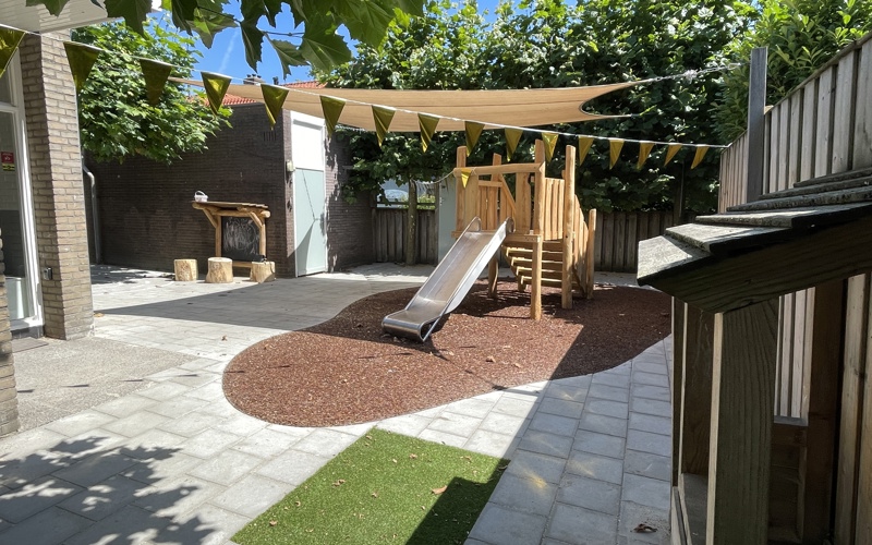 Tuin met glijbaan CompaNanny Hilvertsweg 