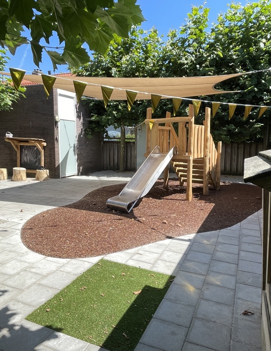 Tuin met glijbaan CompaNanny Hilvertsweg 