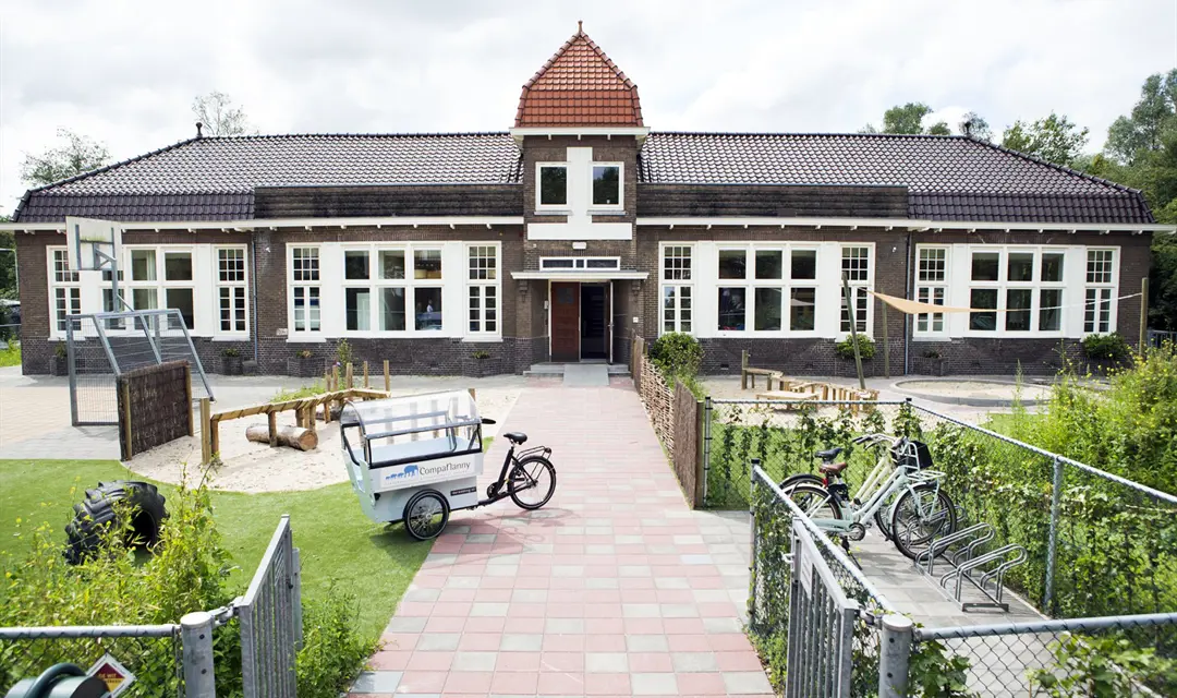 Gebouw en tuin van kinderopvang CompaNanny Amsterdamseweg Amstelveen
