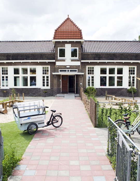 Gebouw en tuin van kinderopvang CompaNanny Amsterdamseweg Amstelveen