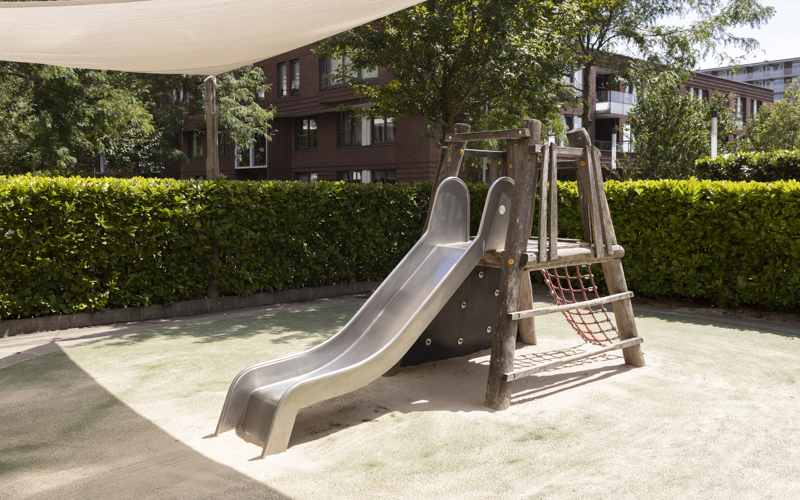 compananny zuidas buitenruimte met glijbaan
