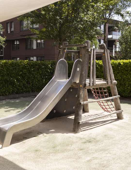 compananny zuidas buitenruimte met glijbaan