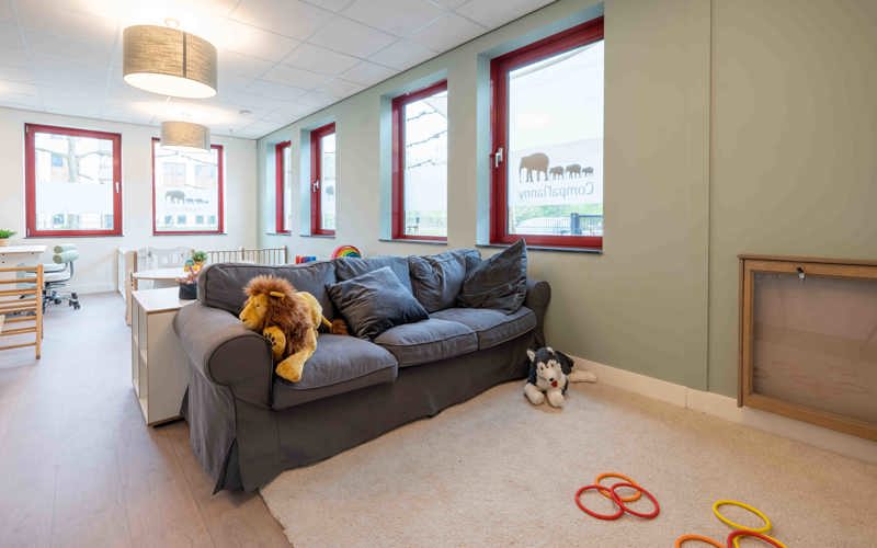 zithoek met bank op babygroep kinderopvang