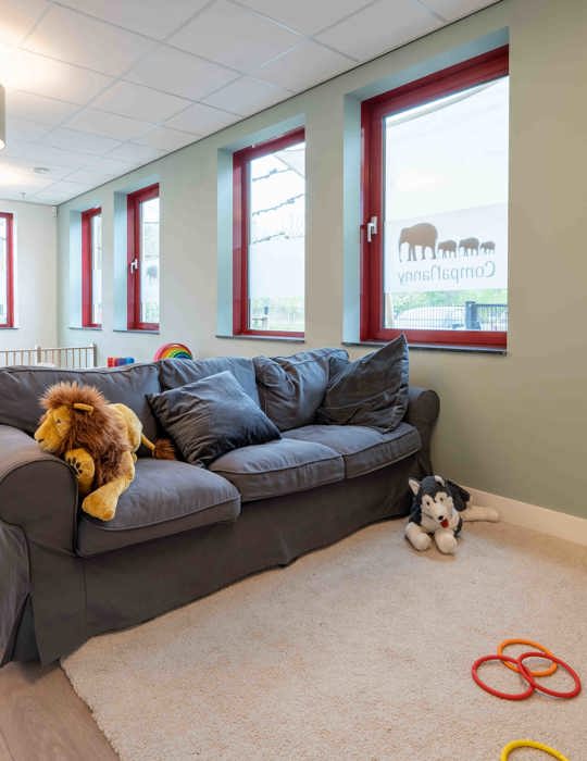 zithoek met bank op babygroep kinderopvang