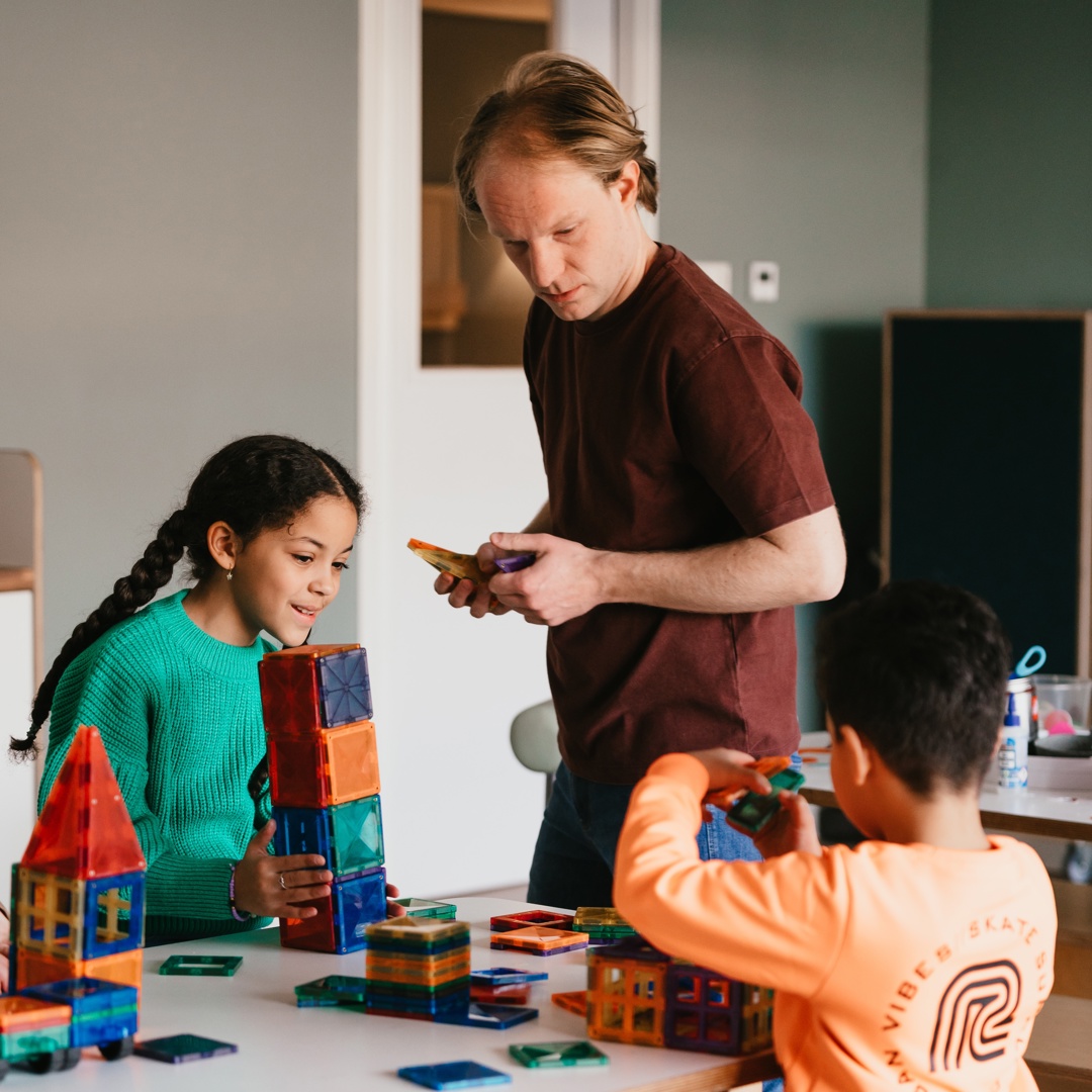 Kinderen spelen met speelgoed aan tafel