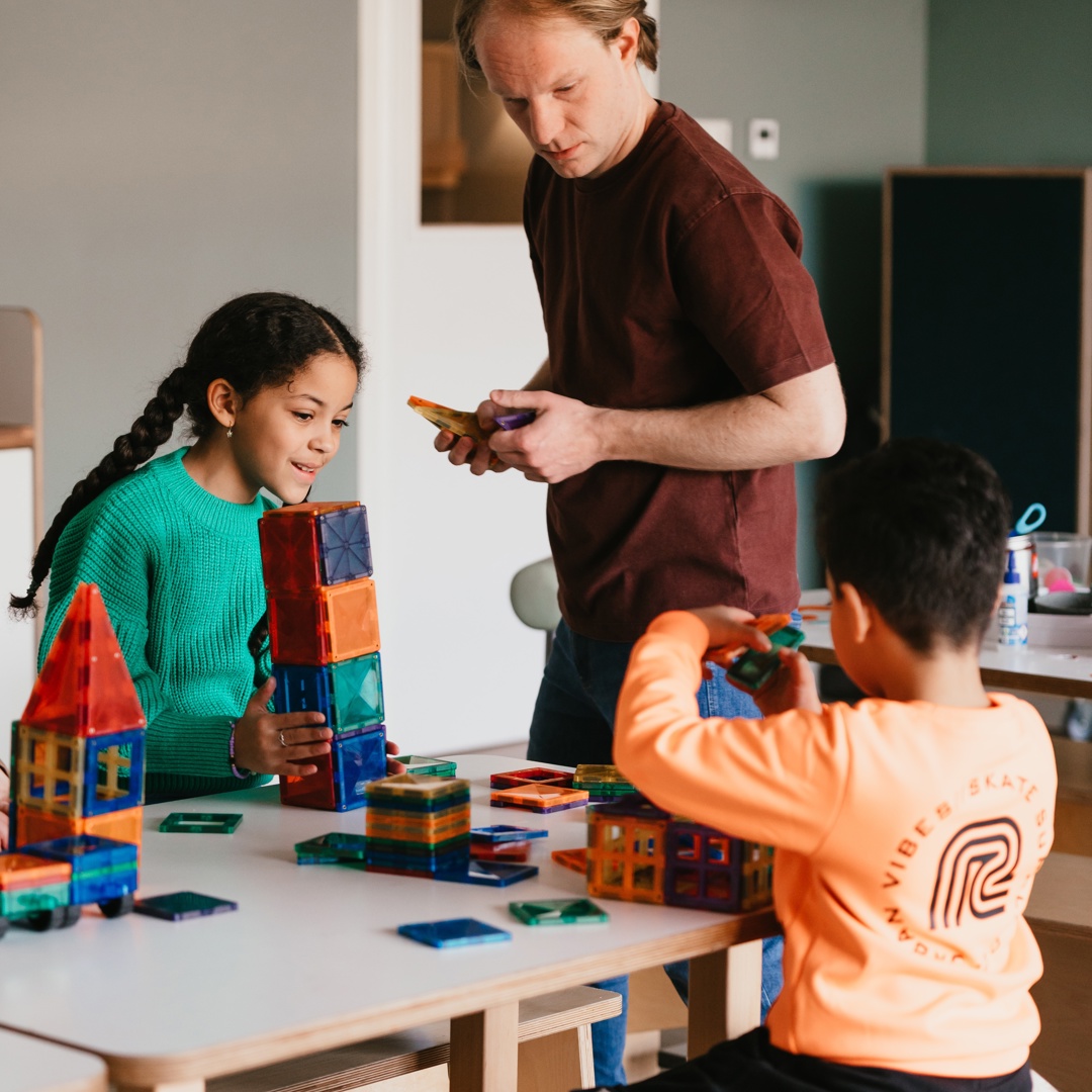 Kinderen spelen met speelgoed aan tafel