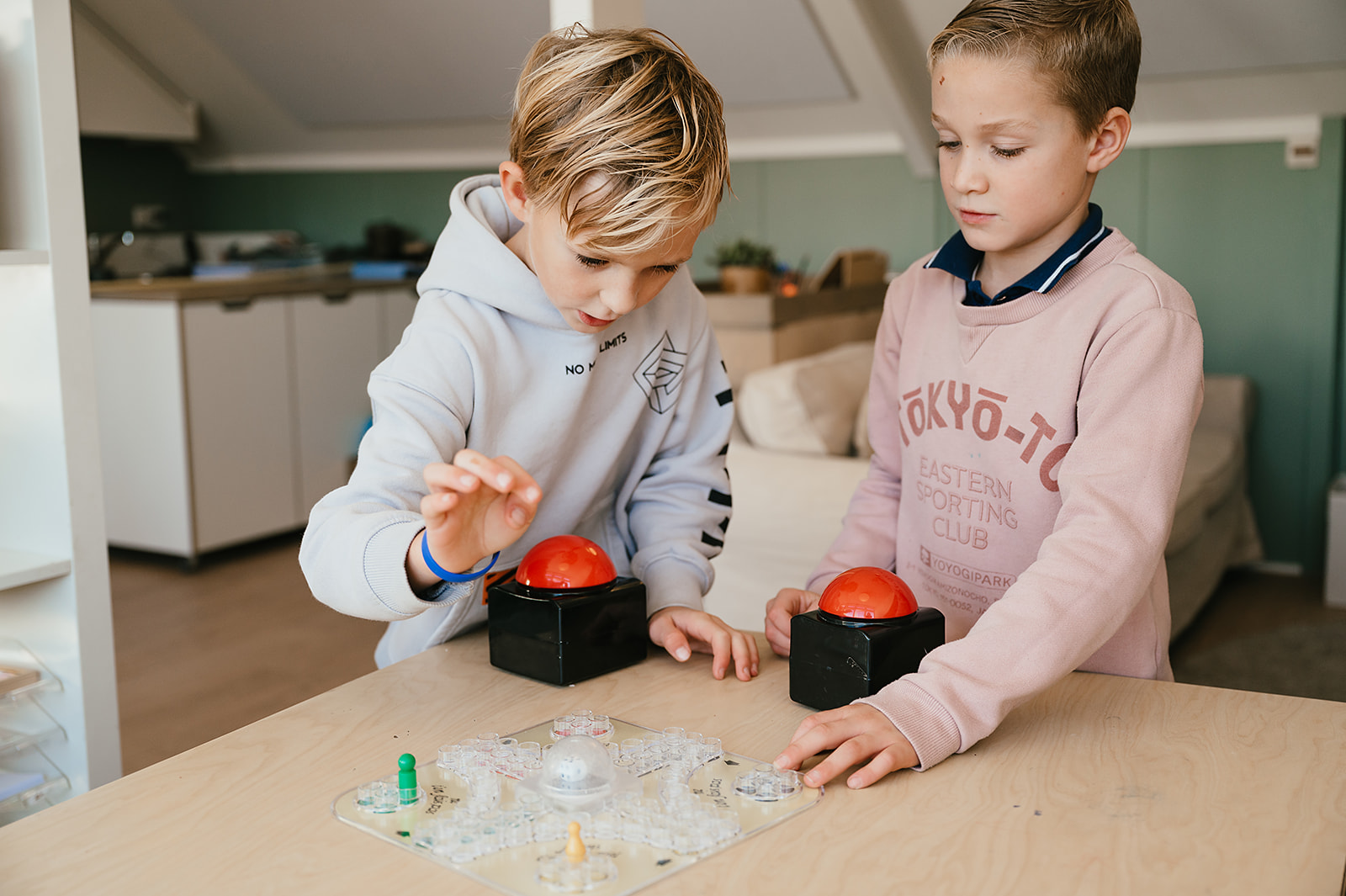 Twee jongens spelen een spel aan tafel