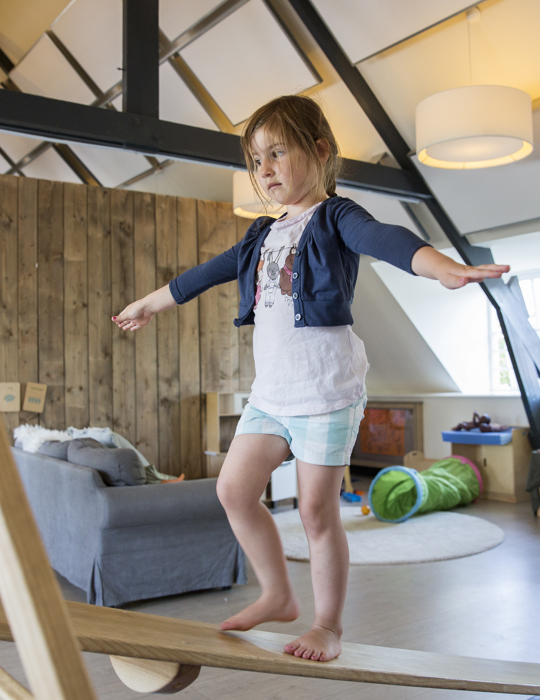 Meisje speelt op Pikler klimrek