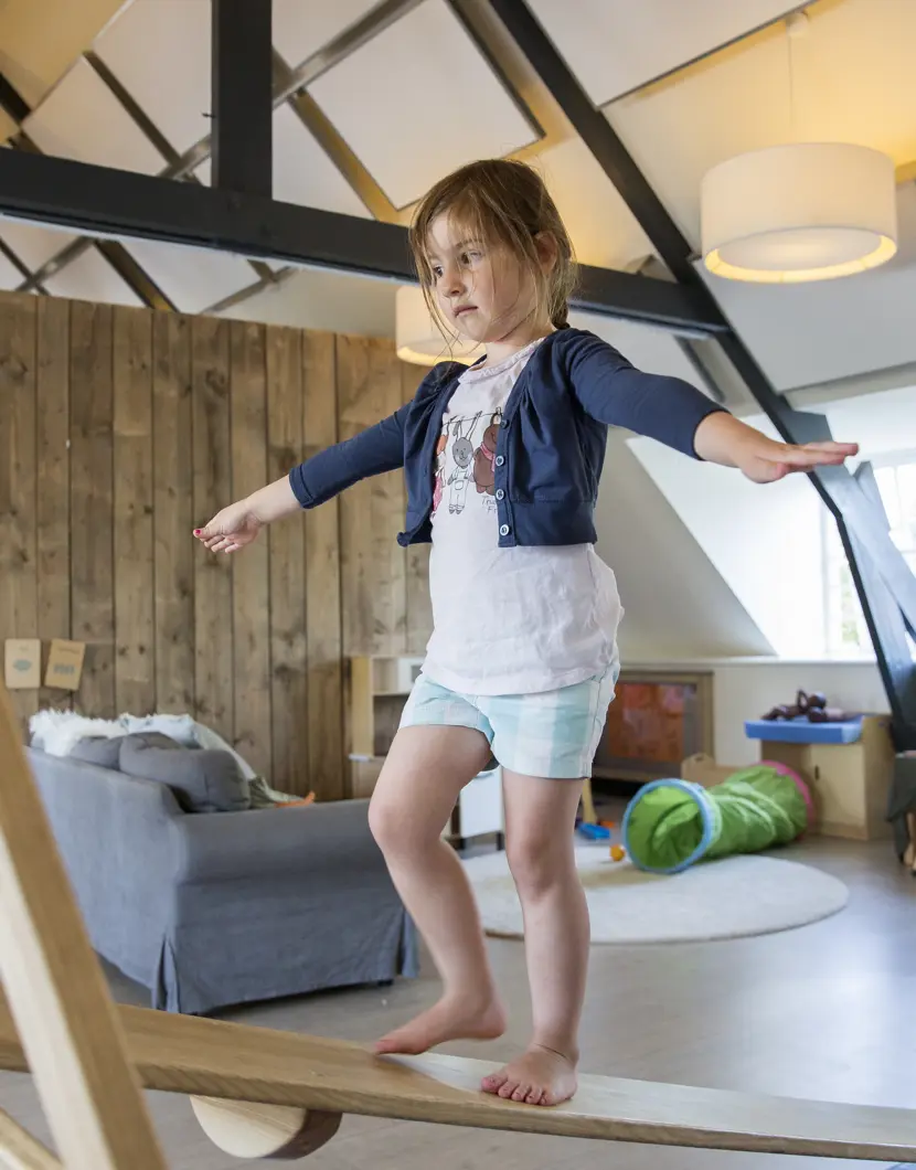 Meisje speelt op Pikler klimrek