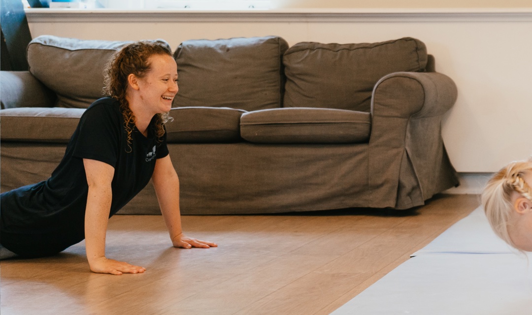 Vrouw in yoga houding en lacht