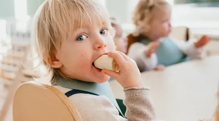 Peuter eet fruit op kinderopvang bij CompaNanny