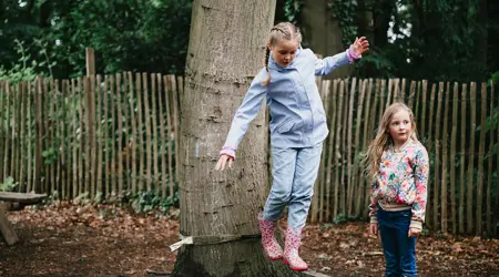 Meisjes spelen buiten in tuin