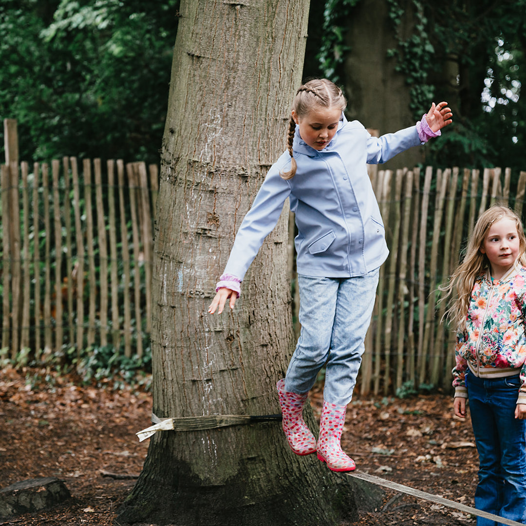 Meisjes spelen buiten in tuin