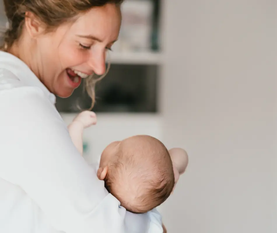 Compananny Vrouw Lacht Naar Baby Weer Fit Na Je Bevalling Train Je Bekkenbodem Gastblog