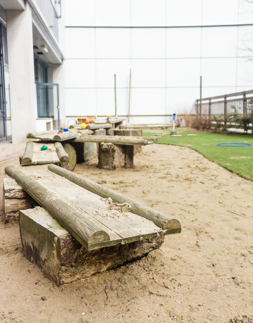 Zandbak in tuin kinderopvang CompaNanny Schiphol Centrum Aalsmeer